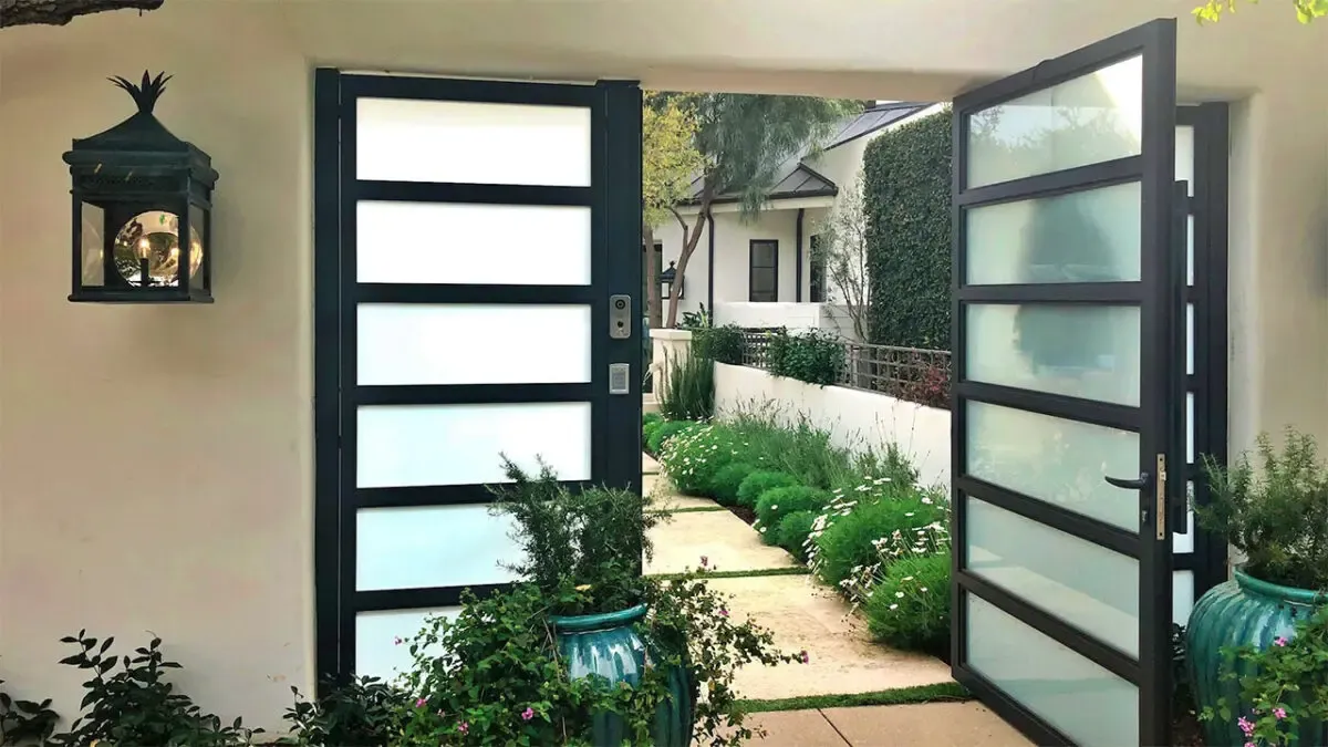 Glass and aluminum entry gate