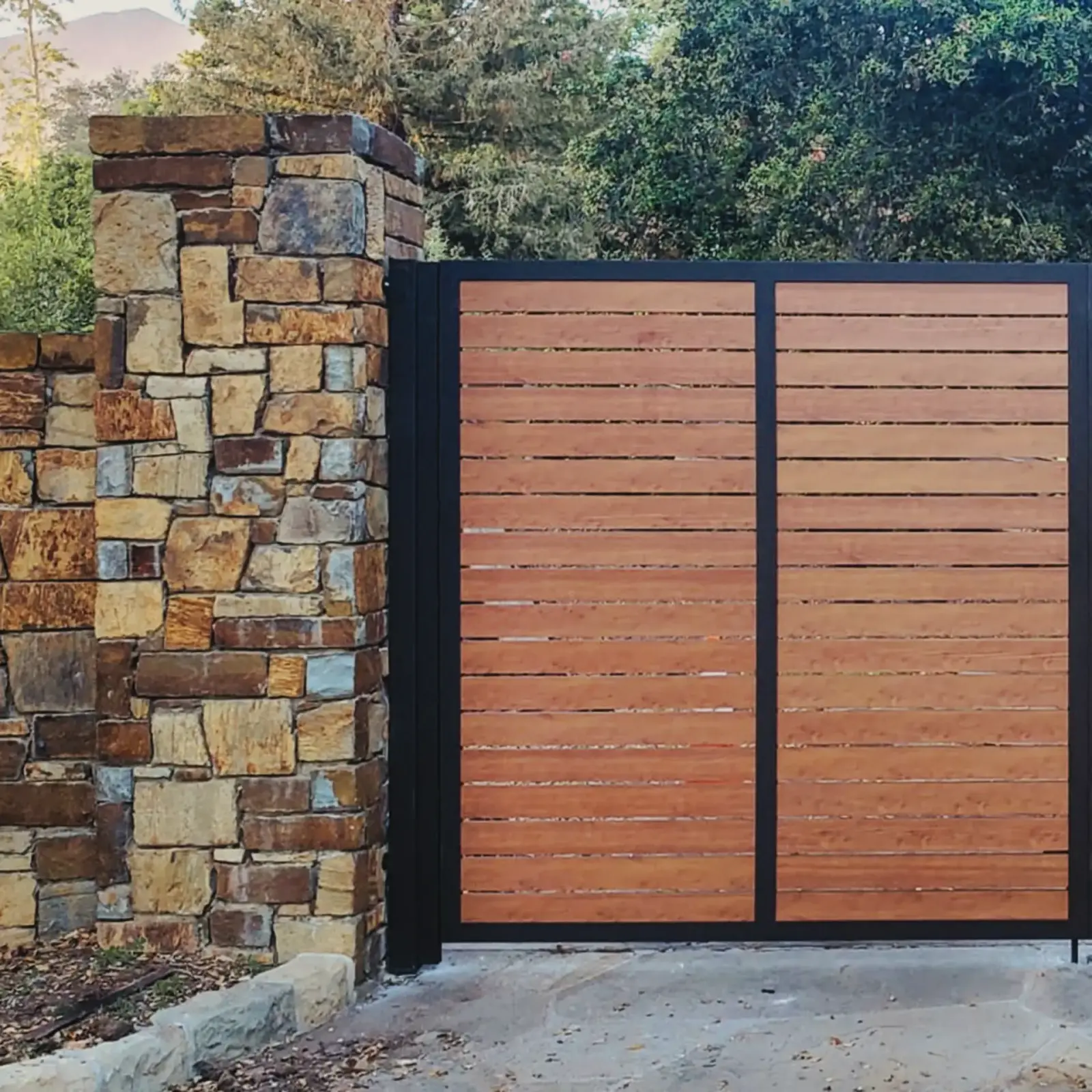 Wood-Like aluminum gate, completed installation 9