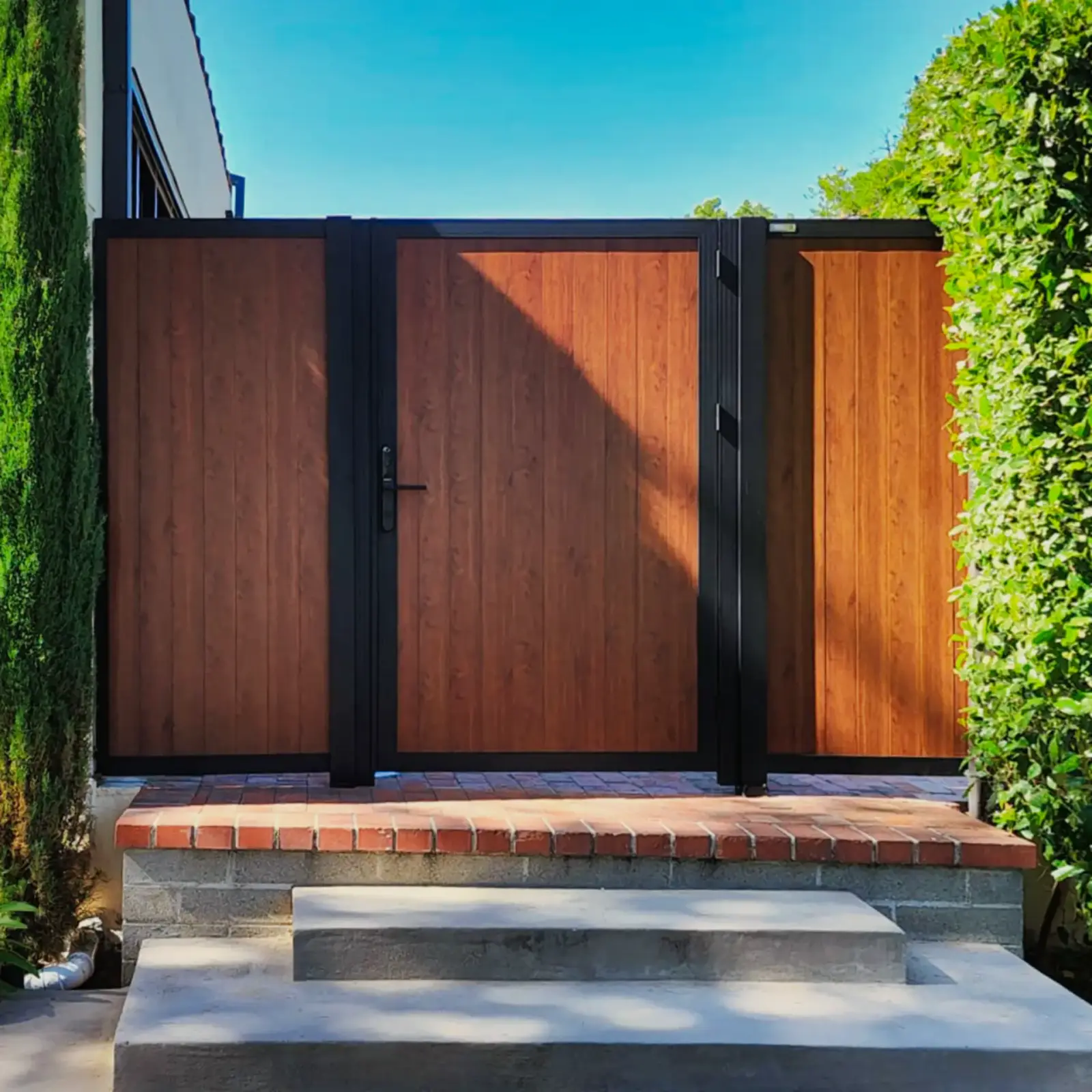 Wood-Like aluminum gate, completed installation 10