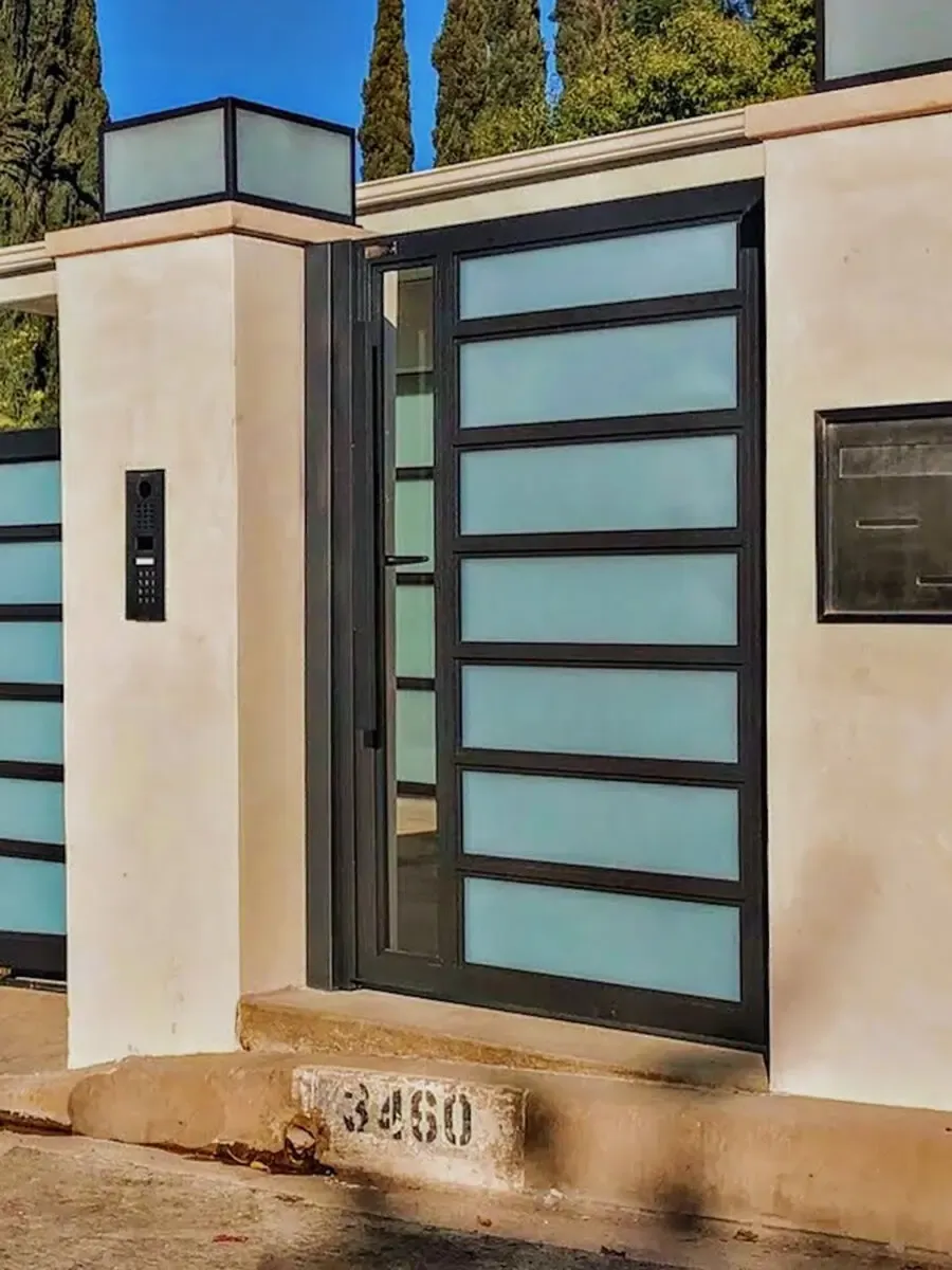 Glass and aluminum entry gate