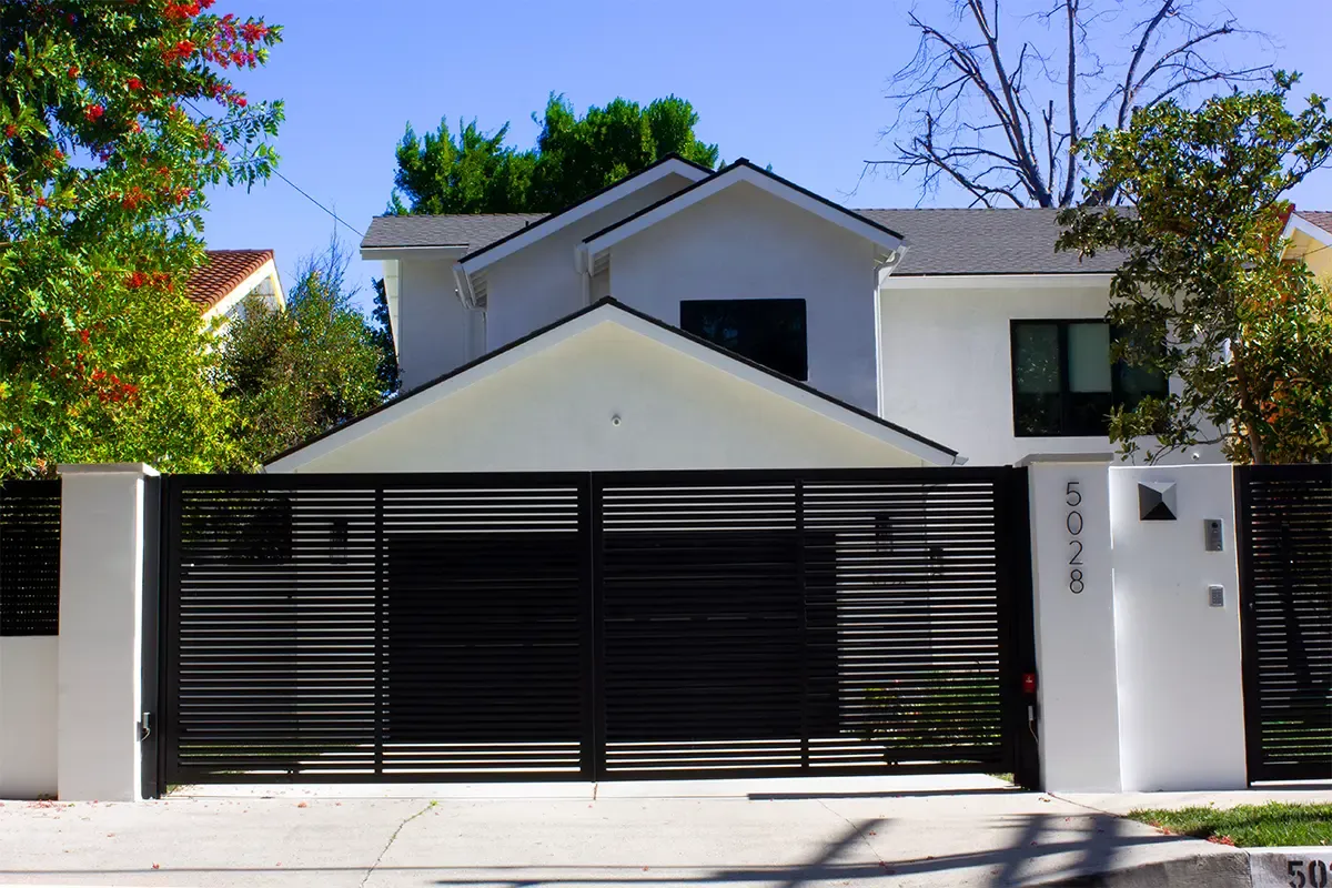 Hi-tech aluminum driveway gate