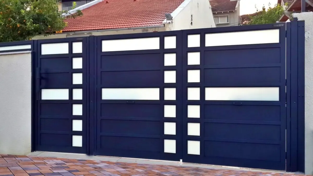 Aluminum gate with glass accents