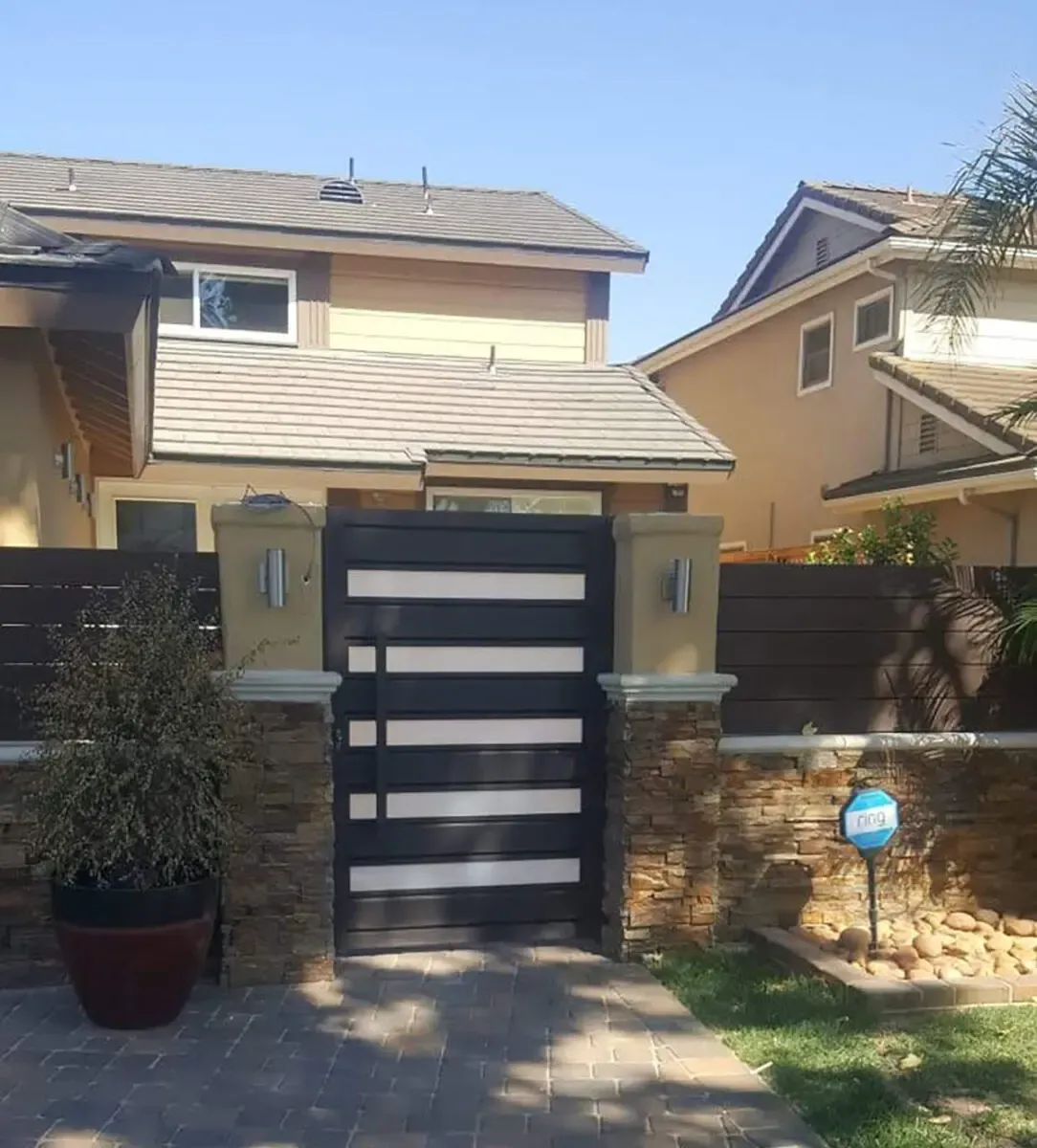 Glass and aluminum entry gate