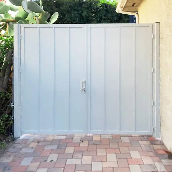 Solid Series aluminum gate, completed installation 4
