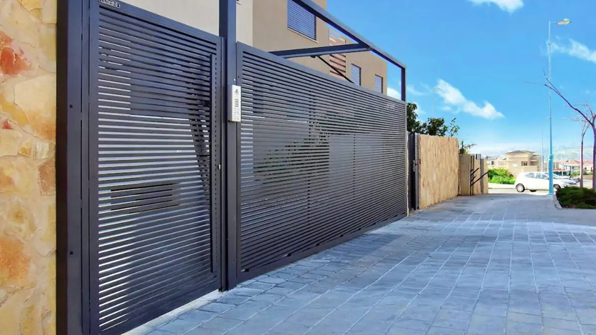 Hi-Tech aluminum driveway gate and entryway