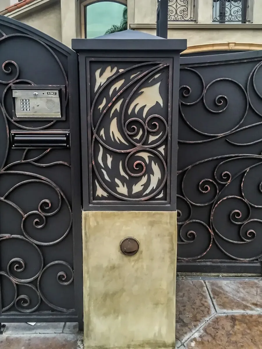Iron pillar with swirled design