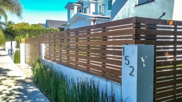 Woodlike aluminum fence