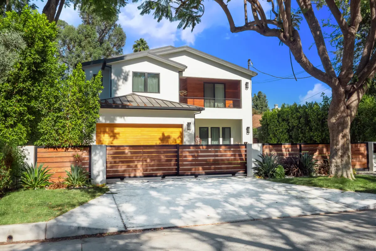 BestOf - Beautiful Wood-like Driveway and Pedestrian Gate