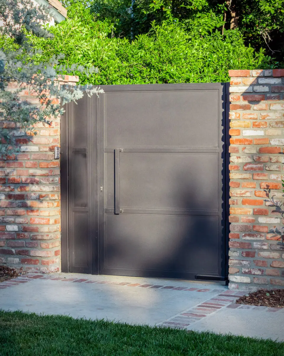 Solid Series aluminum gate, completed installation 5