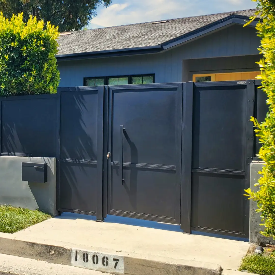 Solid Series aluminum gate, completed installation 7