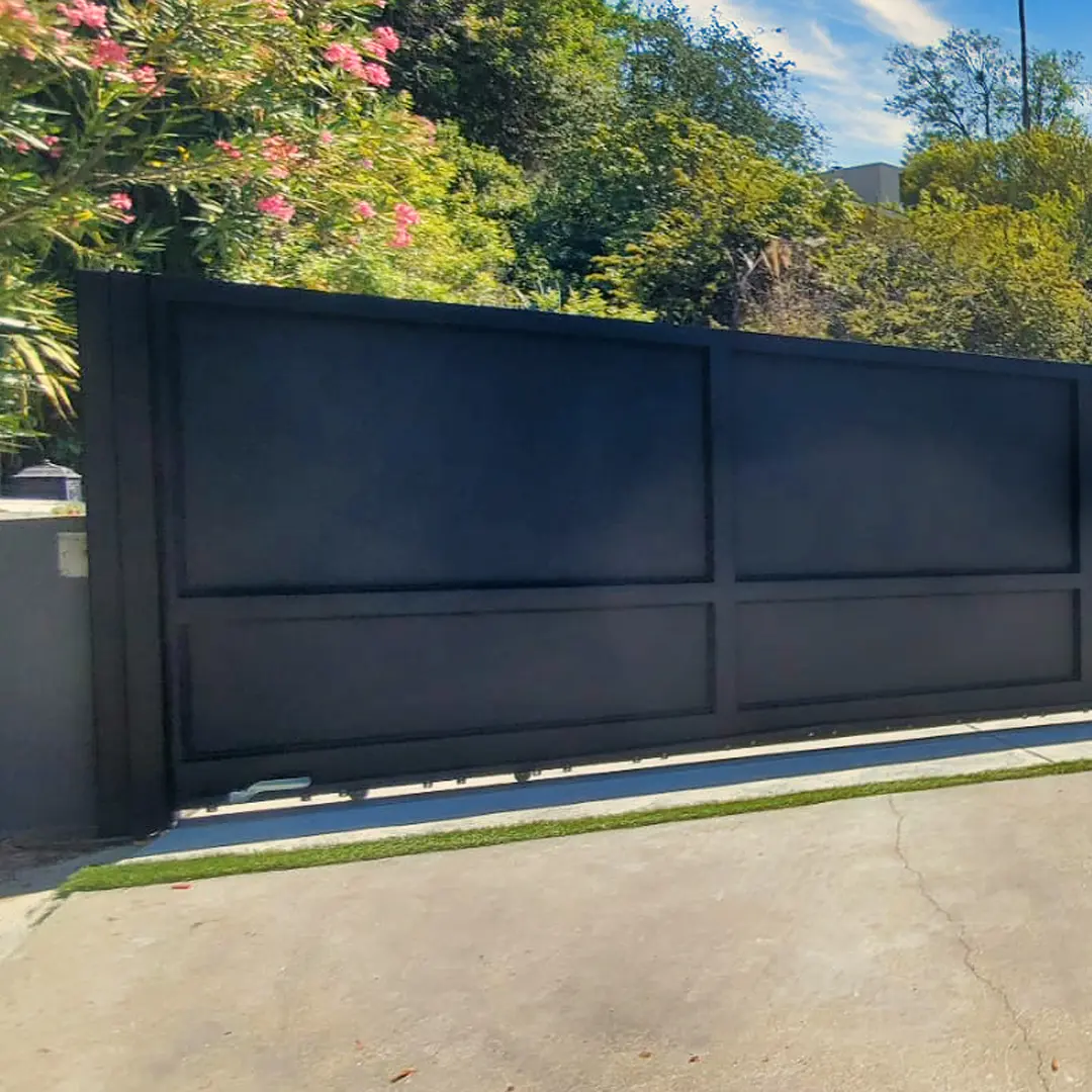 Solid Series aluminum gate, completed installation 5