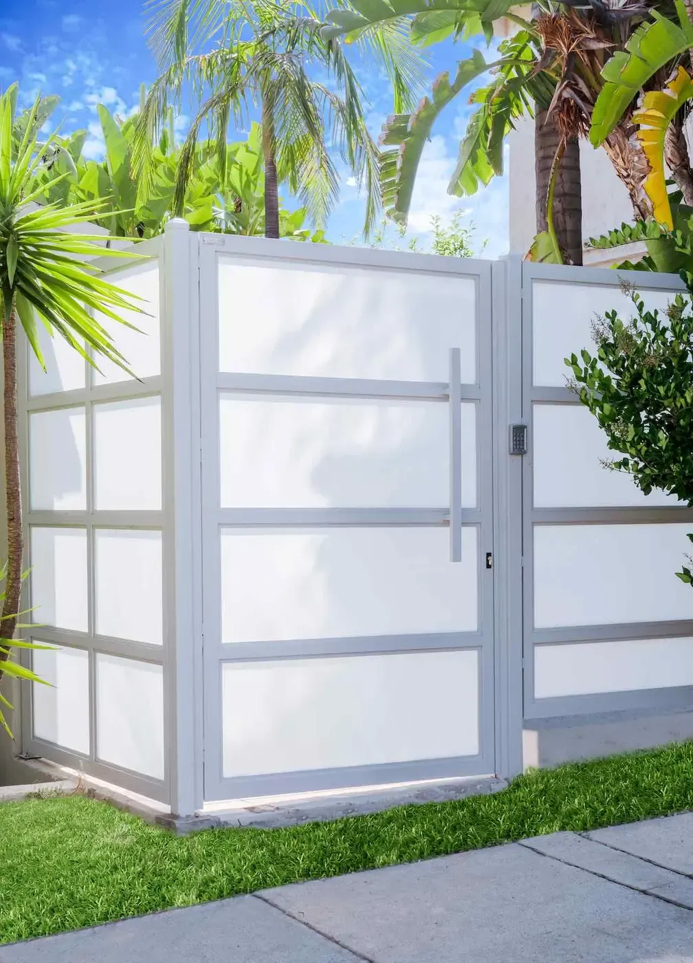Glass made from white laminated glass and aluminum