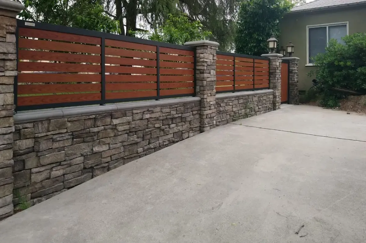 Woodlike aluminum fence