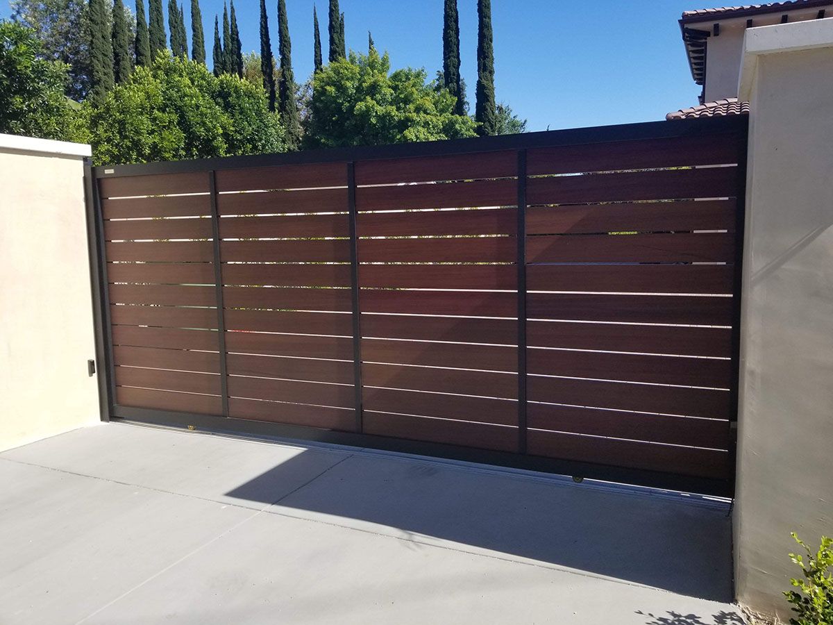 Wood-like aluminum driveway gate
