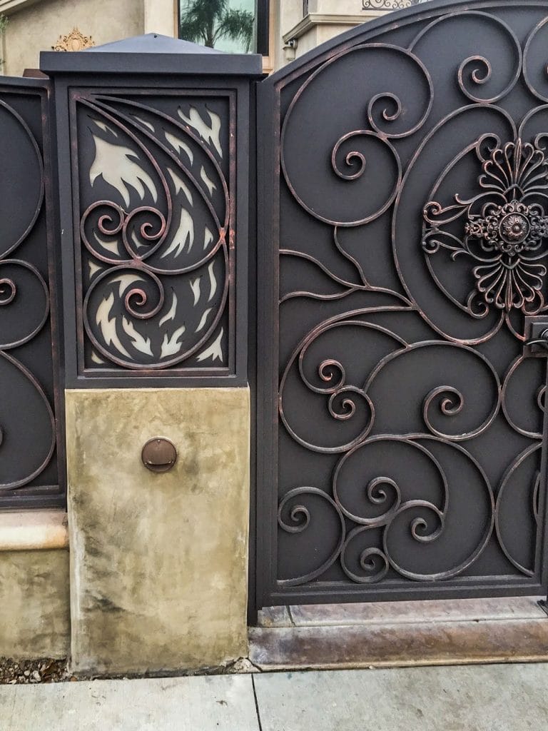 Iron pillar with swirled design