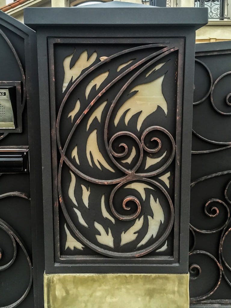 Iron pillar with swirled design