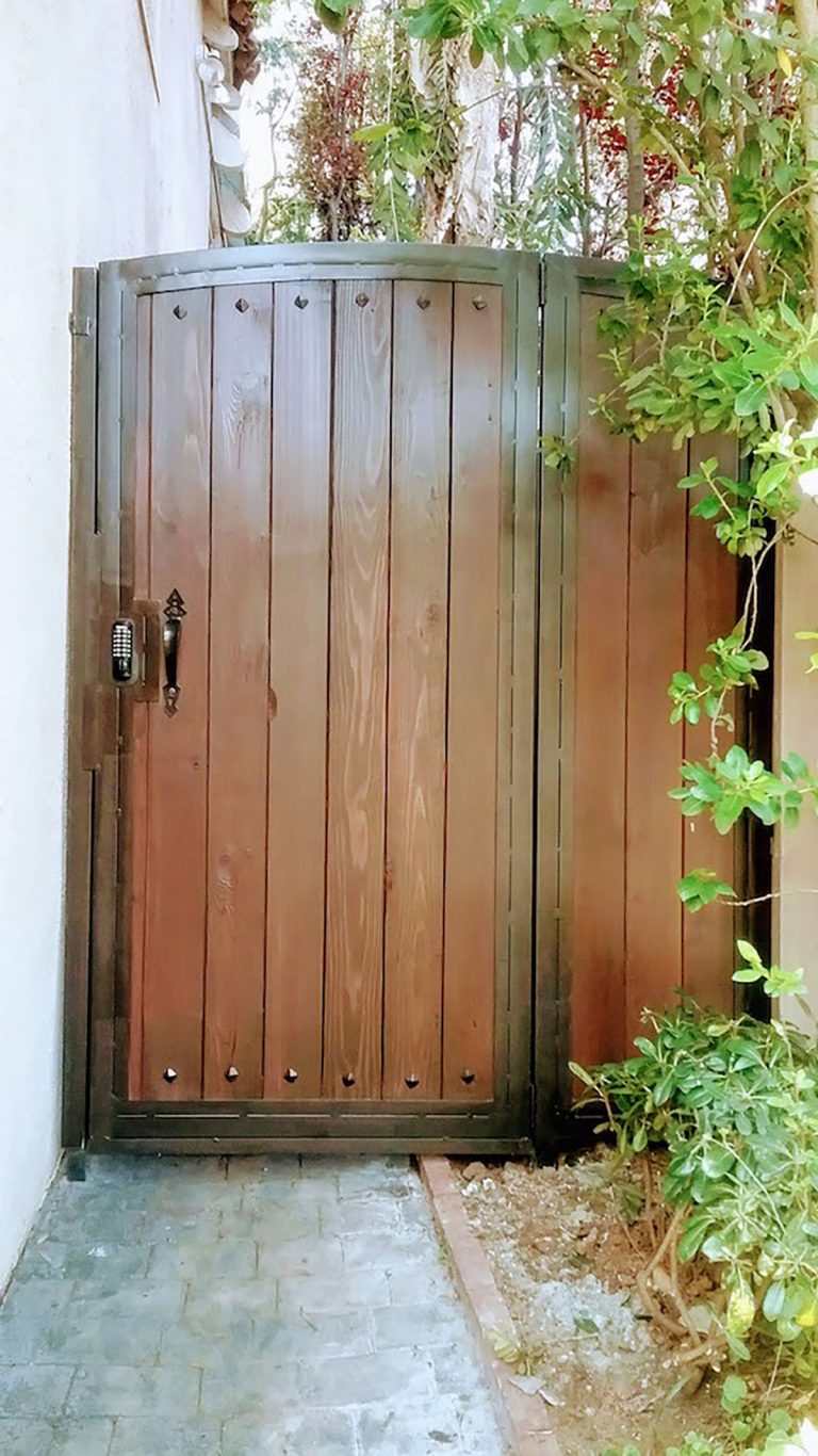 Wood side entry gate with keypad