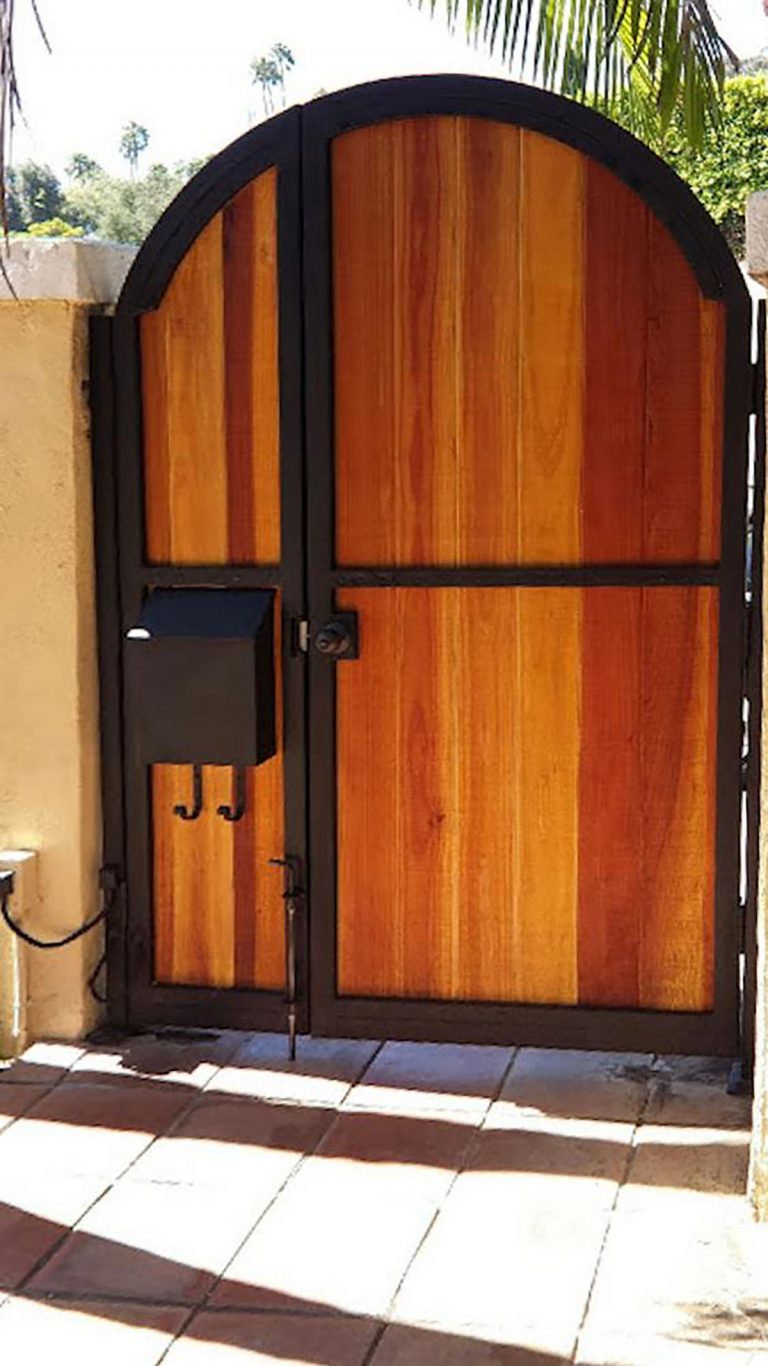 Wood Entry gate with mail box