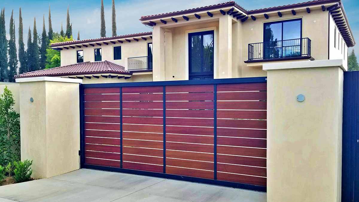 Woodlike aluminum driveway gate