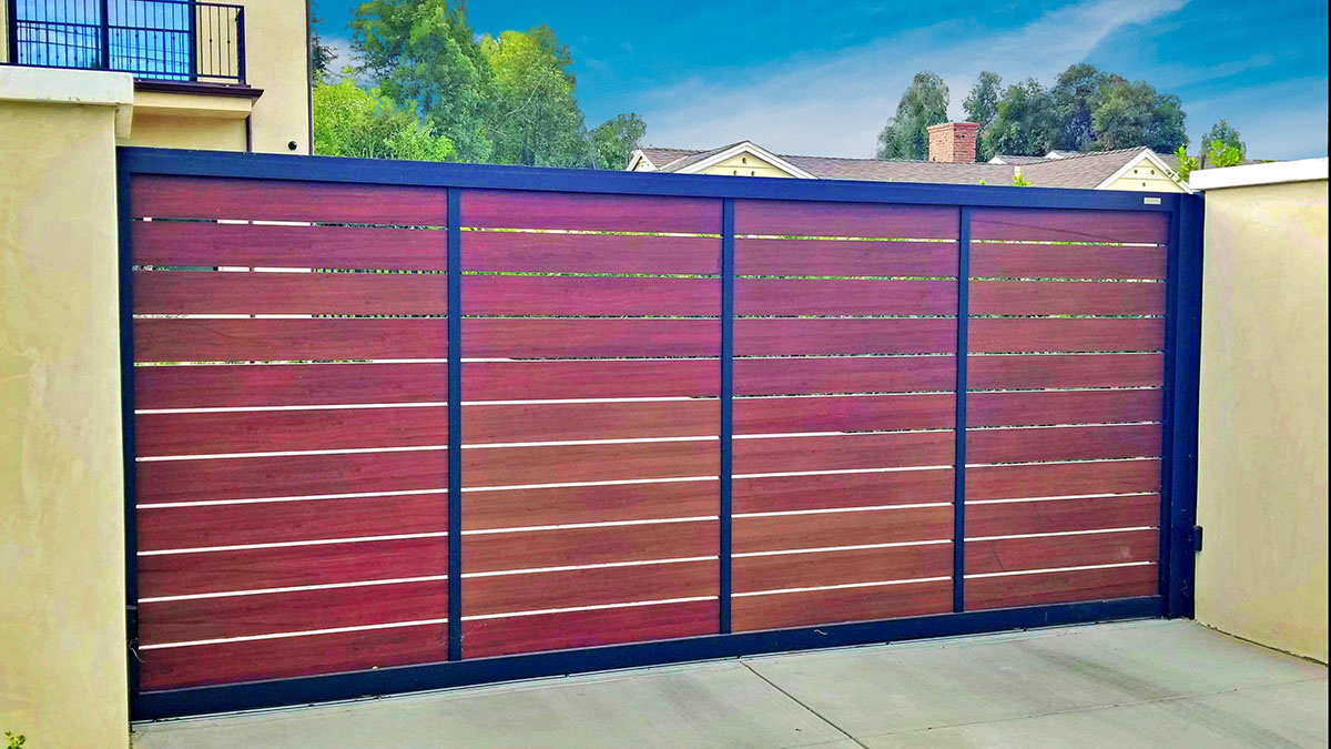 Woodlike aluminum driveway gate