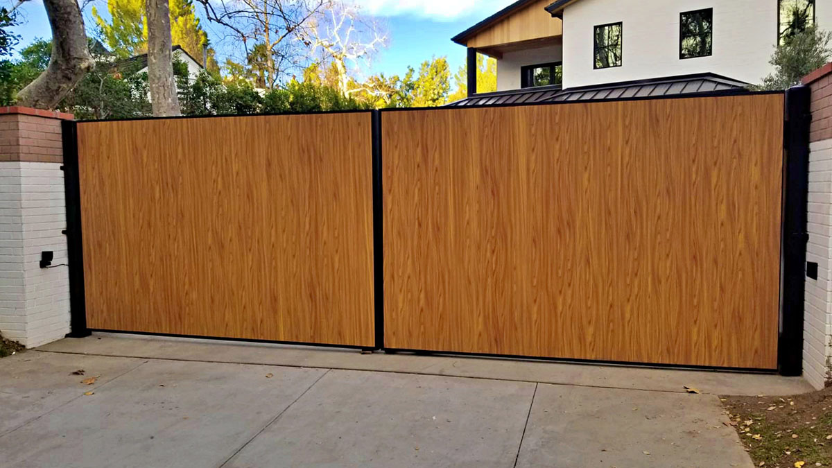 Custom Woodlike Alumunim Driveway Gates