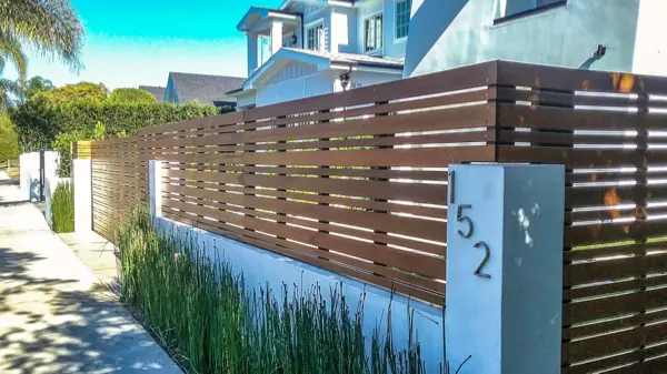 Woodlike aluminum fence