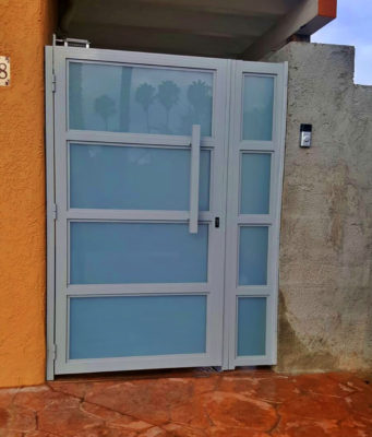 White glass and aluminum side entry gate