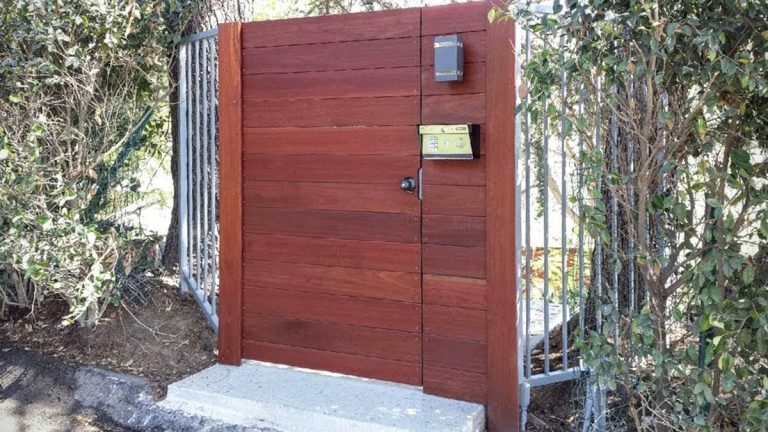 Wood entry gate with keypad