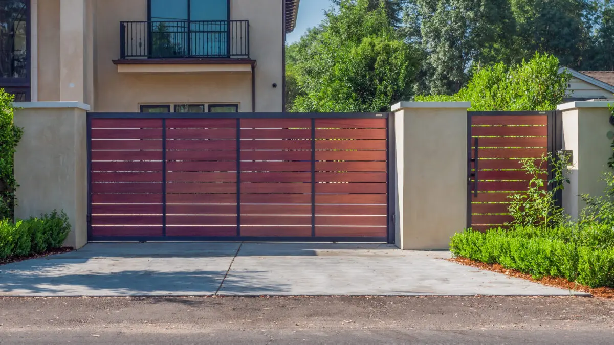 wood like Aluminum fence