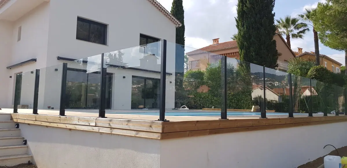 Orbit 2 - Aluminum & Glass Railings for Yards Poolsides Decks