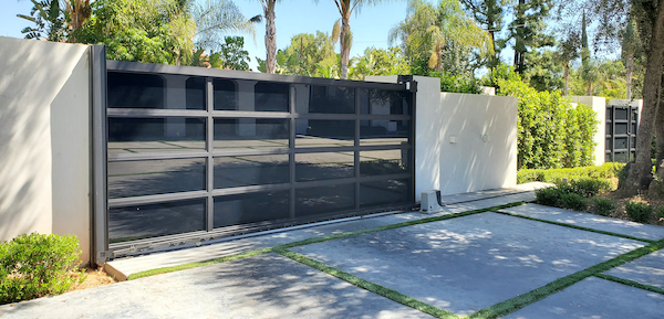 Black glass gate Mulholland Bran