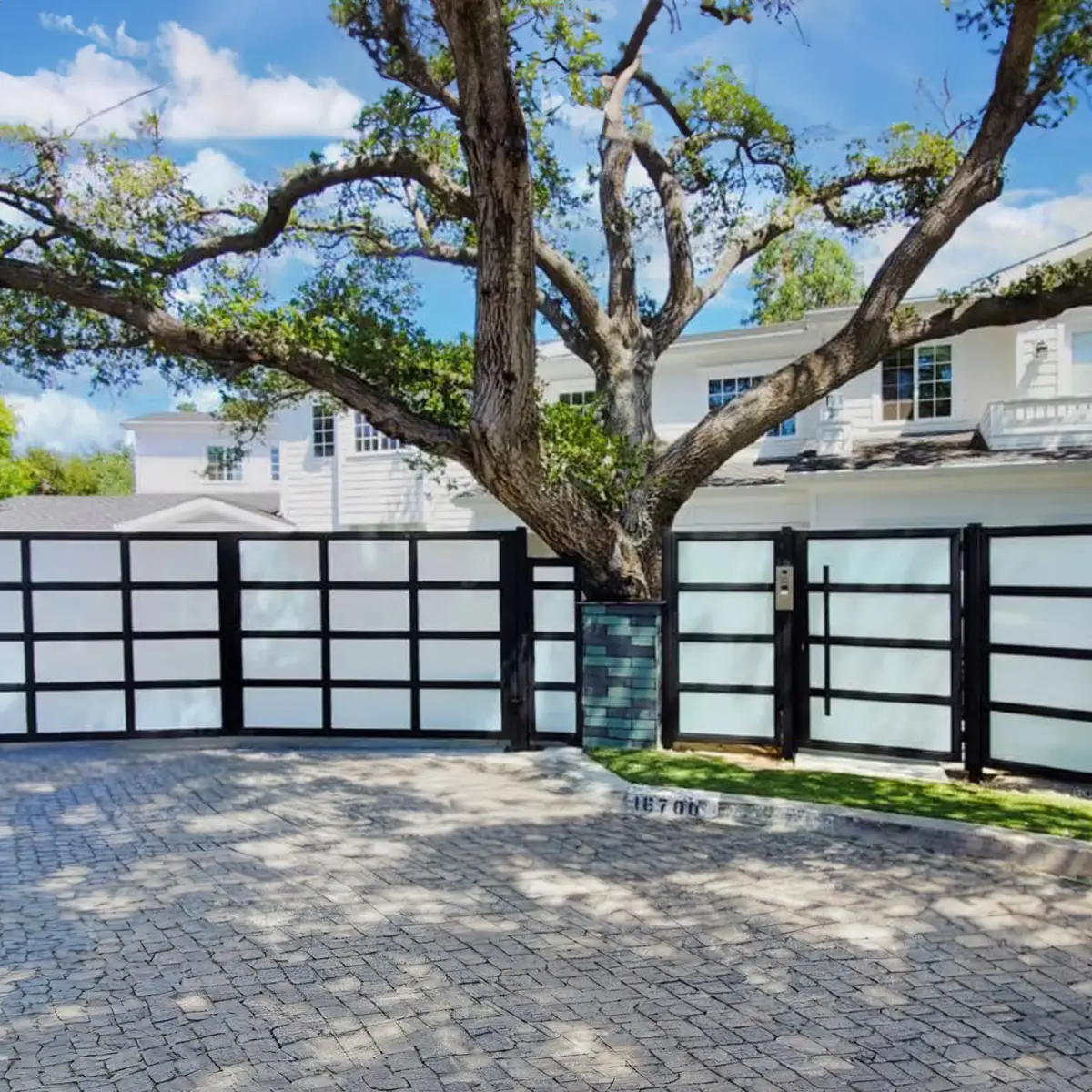 Aluminum gate, aluminum fence, gates and fences, Mulholland brand, mixed glass gates